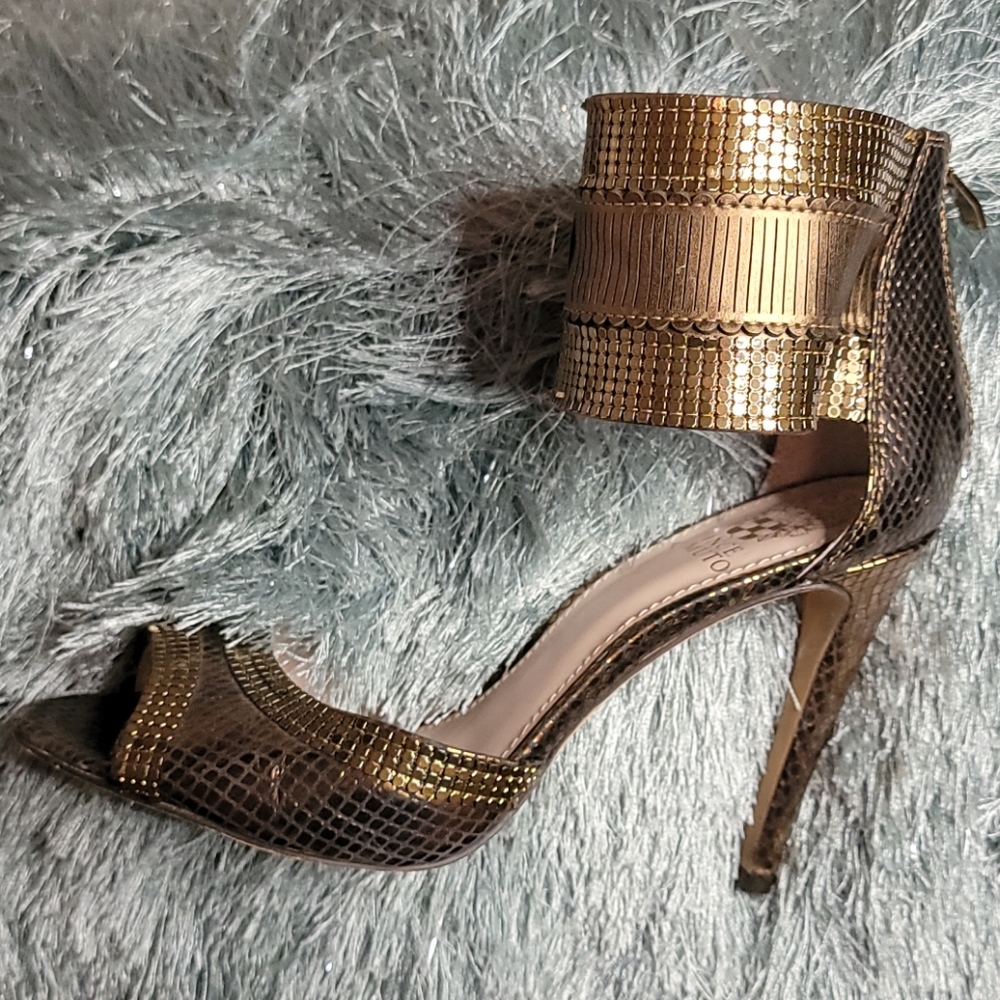 Gorgeous Vince Camuto Golden stiletto heels